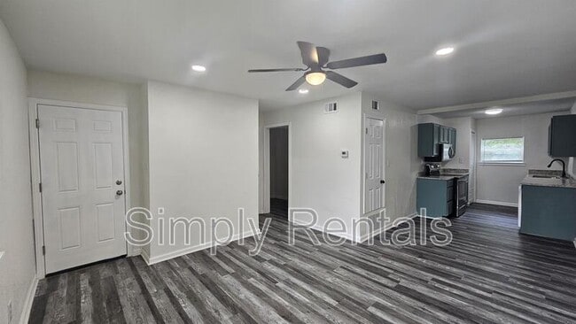 Building Photo - 403 Main St