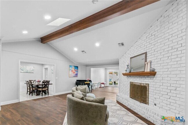 Foto del edificio - 6037 Country Club Dr