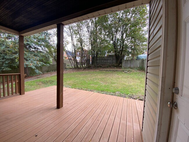 Foto del edificio - Updated 3-4 BR House with fenced yard & off street parking!