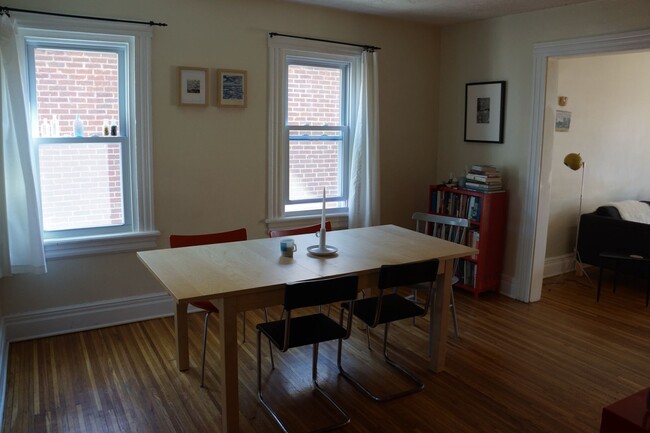 Foto del edificio - 2 Bedroom 2nd Floor Apartment South Wedge Avail Now