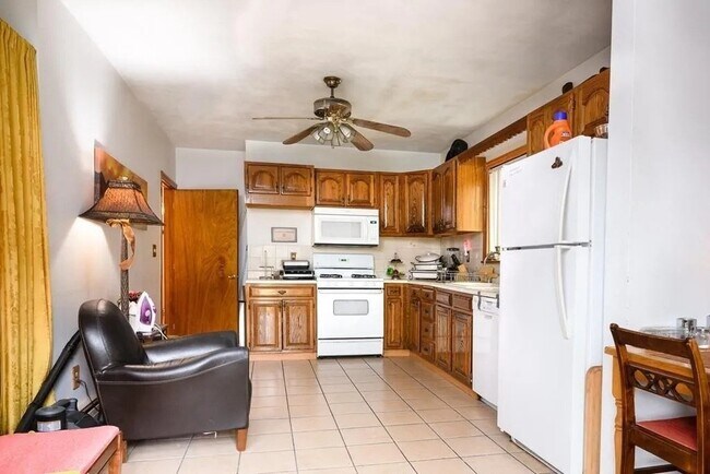 Building Photo - 469 Windsor St