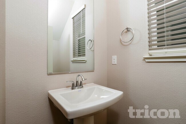 Building Photo - 1139 Victorian St