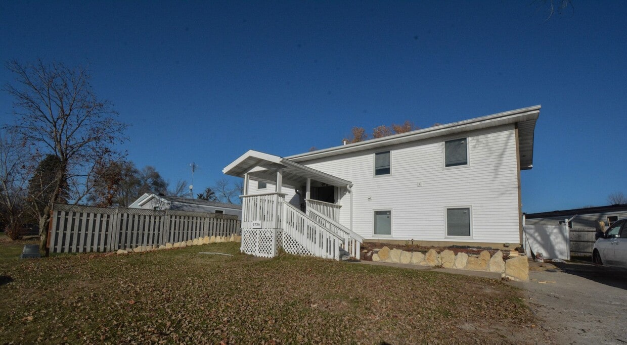 Primary Photo - Spacious 5 Bed House with Custom Features Available For Rent!