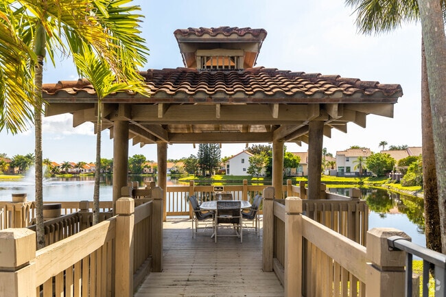 Piscina - La Vue at Emerald Pointe