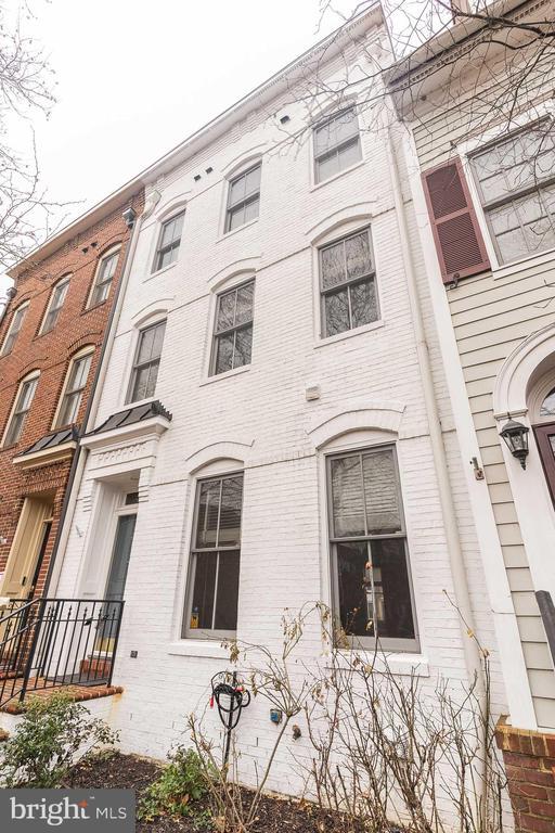 Building Photo - 420 Cook St