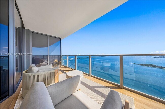 Foto del edificio - 700 NE 24th St