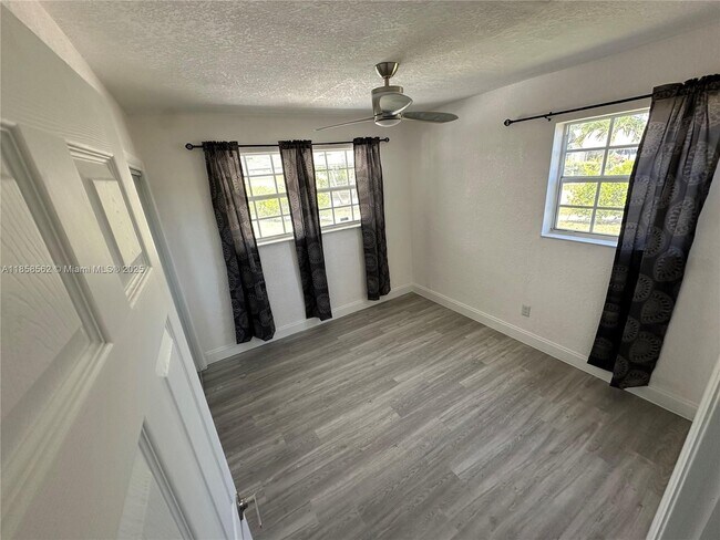 Foto del edificio - 3920 NW 185th St