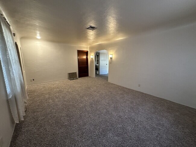 Foto del edificio - Charming 3 Bedroom, 2 Bath Home with Sunroom!