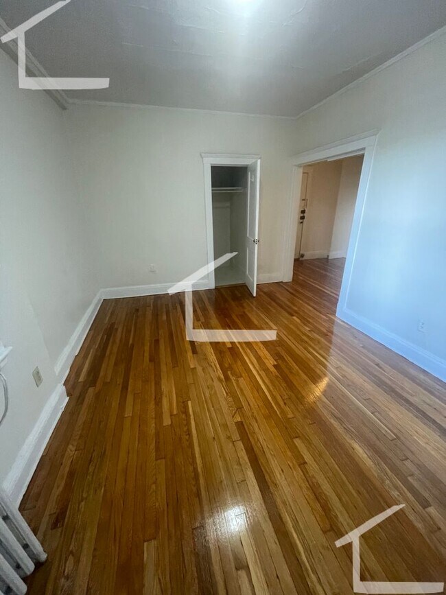 Building Photo - Large 1 bed unit along the Green Line in B...