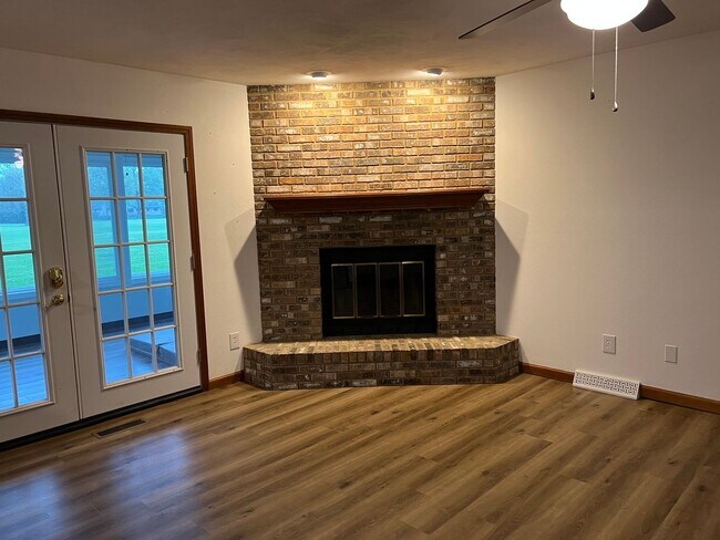 Foto del edificio - 4 BEDROOM 2 FULL BATH MOVE IN READY!!