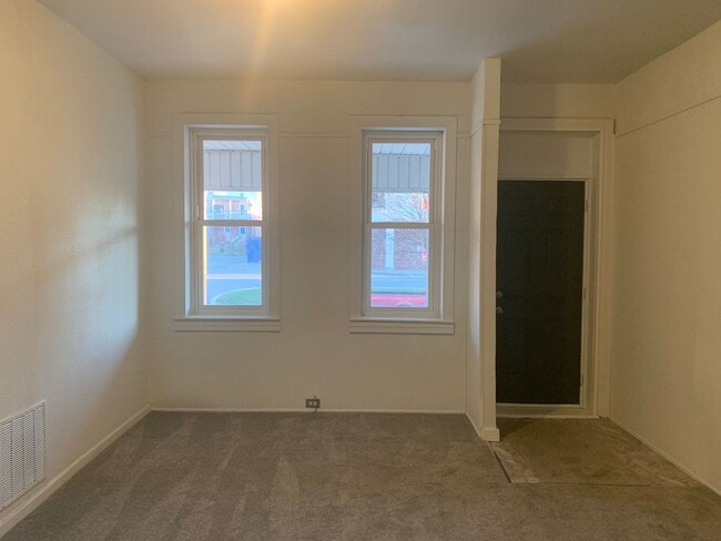 Building Photo - 4 Bedroom 1 Bath House-West End York City