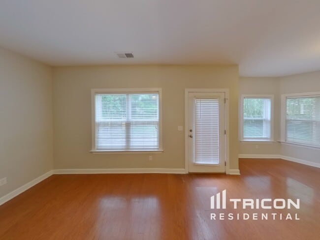 Building Photo - 3009 Kingston Cir N