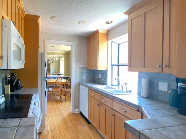 Foto del edificio - Lovely fully furnished N. Albany charmer