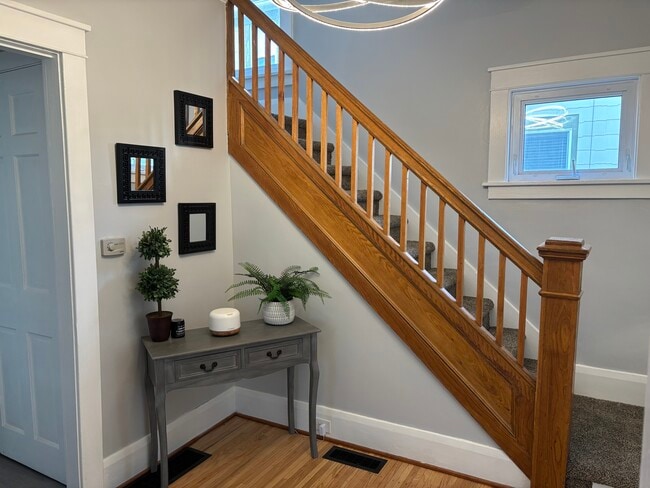 Building Photo - 18 Deland Park a
