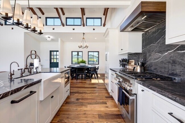 Foto del edificio - Modern Farmhouse with Pool