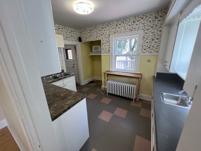 Building Photo - Duluth MN - 5 Bed - 2 Bath