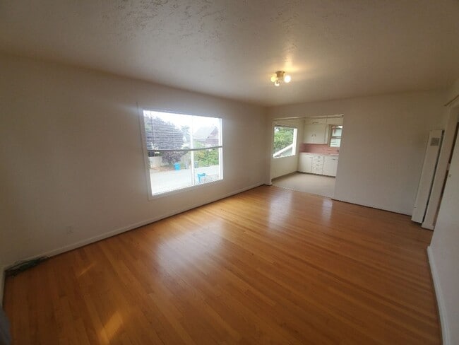 Building Photo - Pet-friendly upstairs 1BD/1BA Eureka apartment!