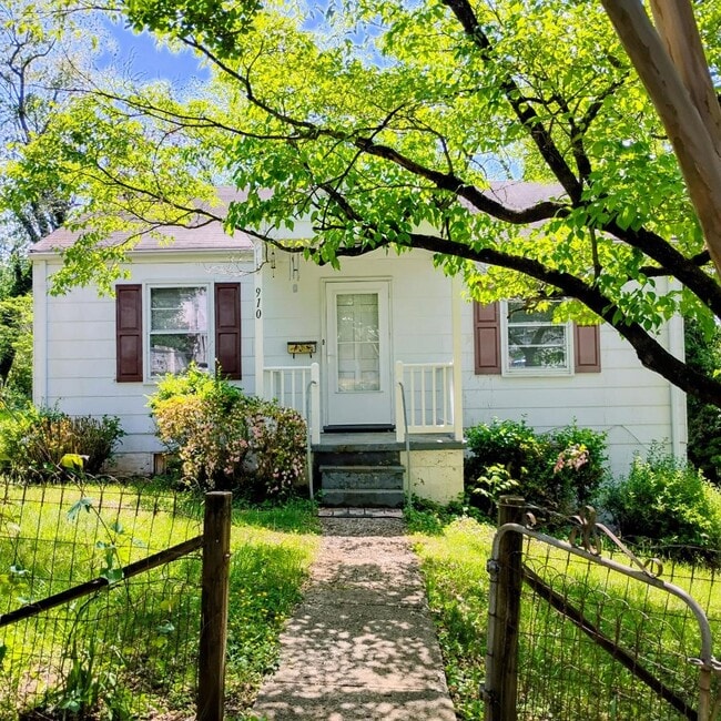 Building Photo - 910 Blenheim Ave