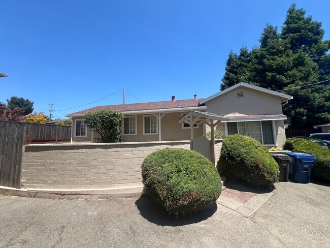 Building Photo - 3 bedrooms, 2 full bathrooms near CV high! Available now!