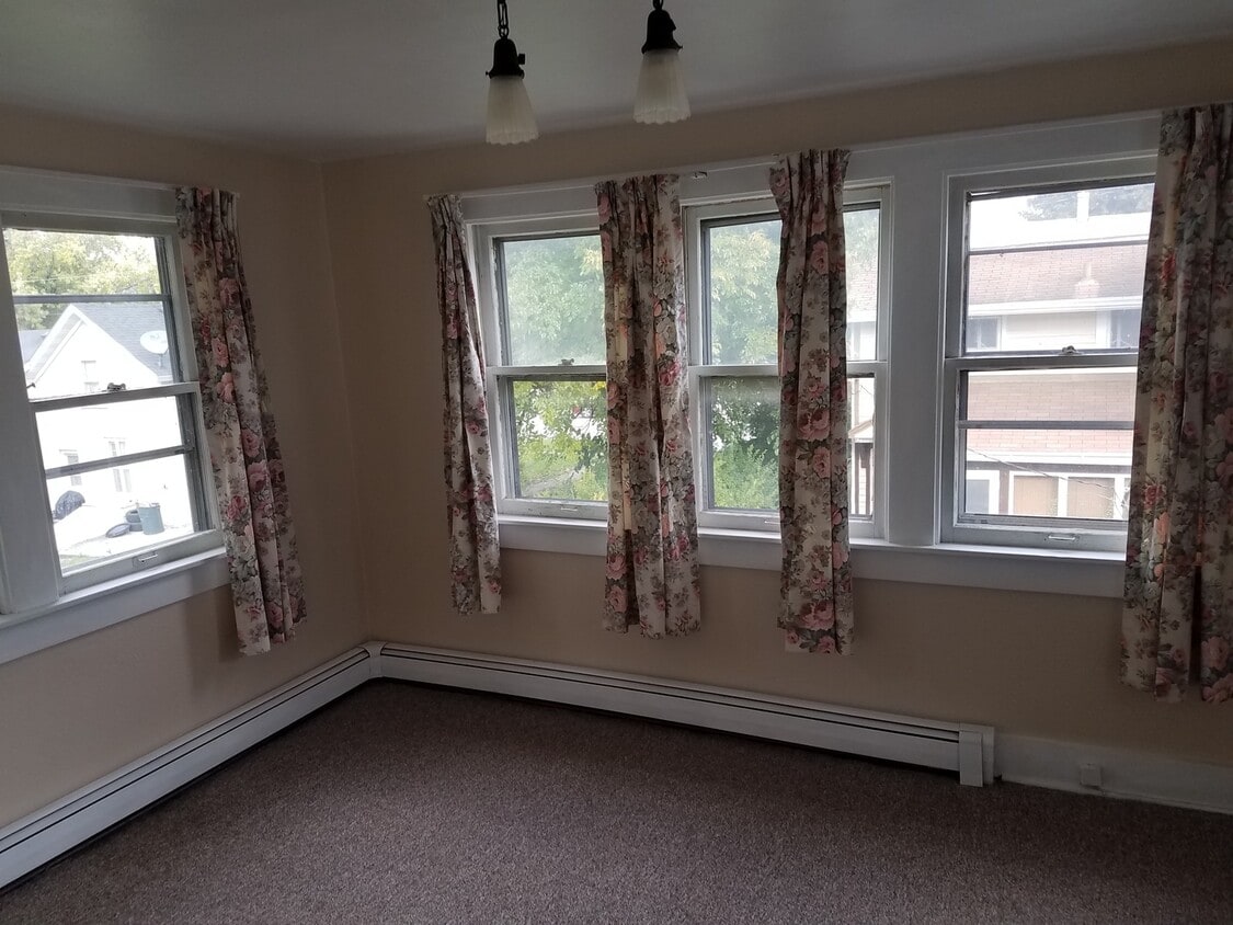 Building Photo - 435 E. Centerway St.