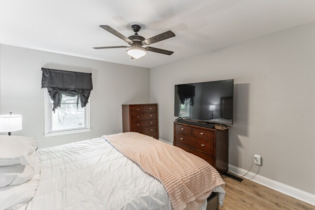 Building Photo - 2409 Halmac Dr NW