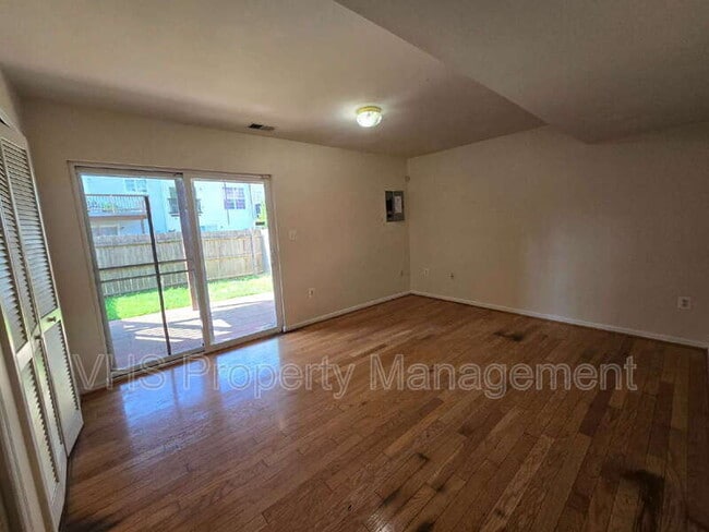 Foto del edificio - 6186 Library Ln