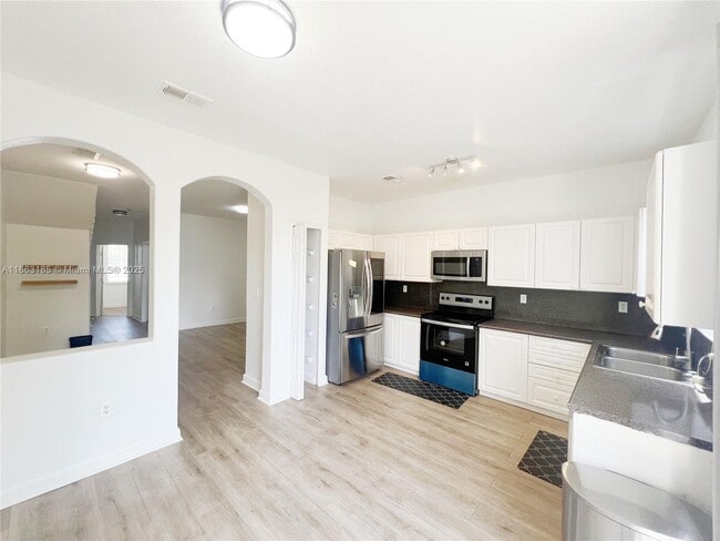 Foto del edificio - 5430 NW 107th Ave