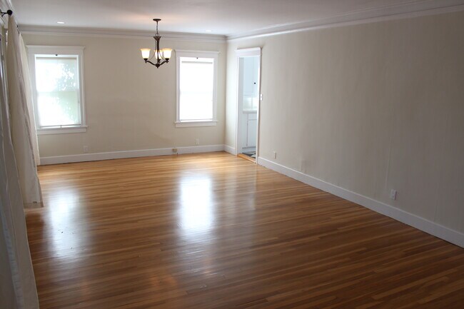 Foto del edificio - 1221 N Orange Grove Ave