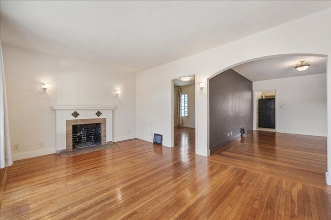 Building Photo - Warm & Sunny 2BD/1BA