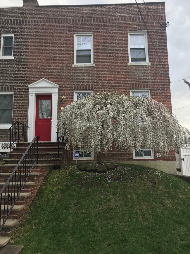 Looking for a 1 bedroom apartment located in Castleton Corners/Westerleigh neighborhood in Staten Island? Look no further! - 98 Chandler Avenue