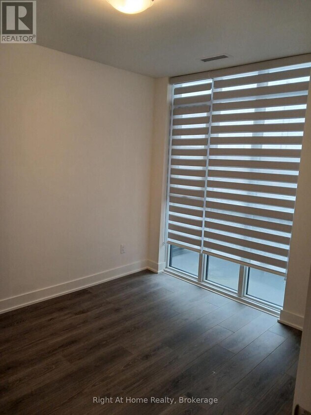 Photo du bâtiment - 2545 Simcoe St N
