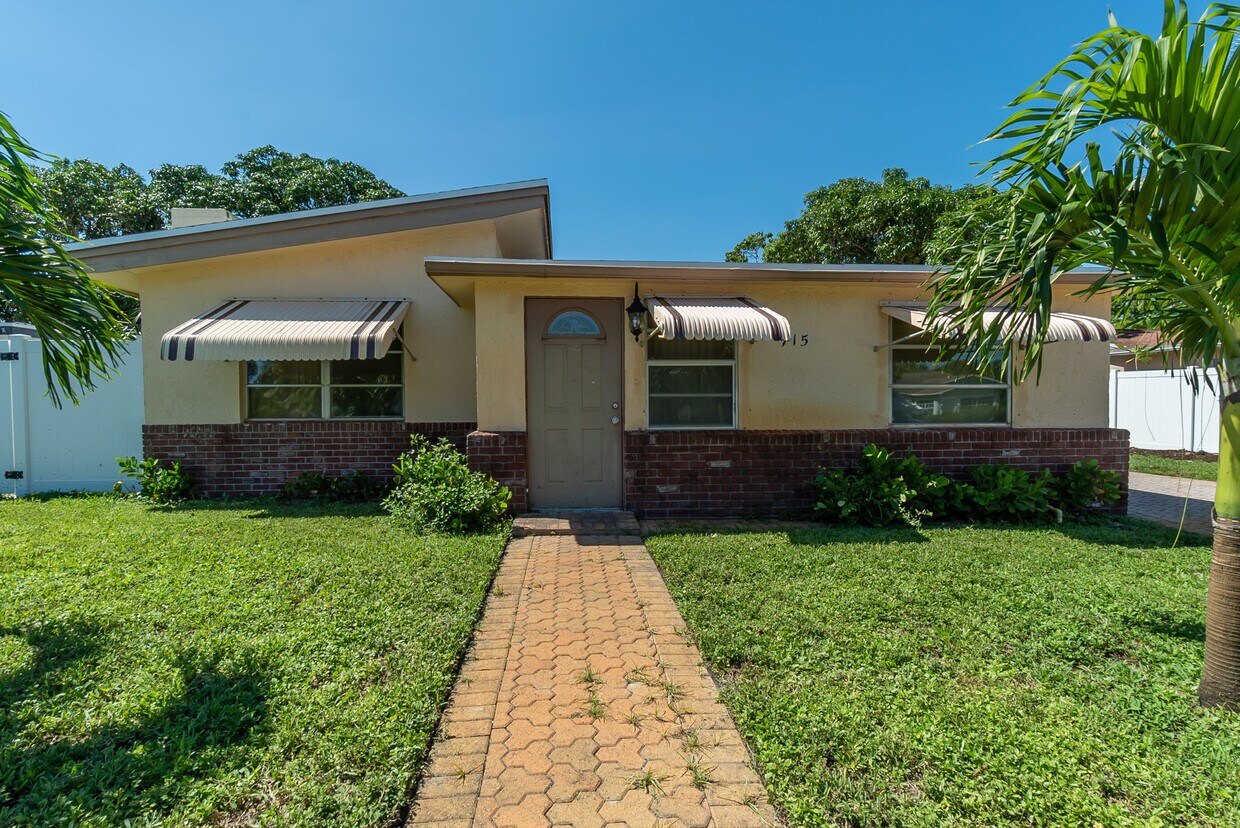 915 SE 3rd St, Boynton Beach, FL 33435 Townhome Rentals in Boynton