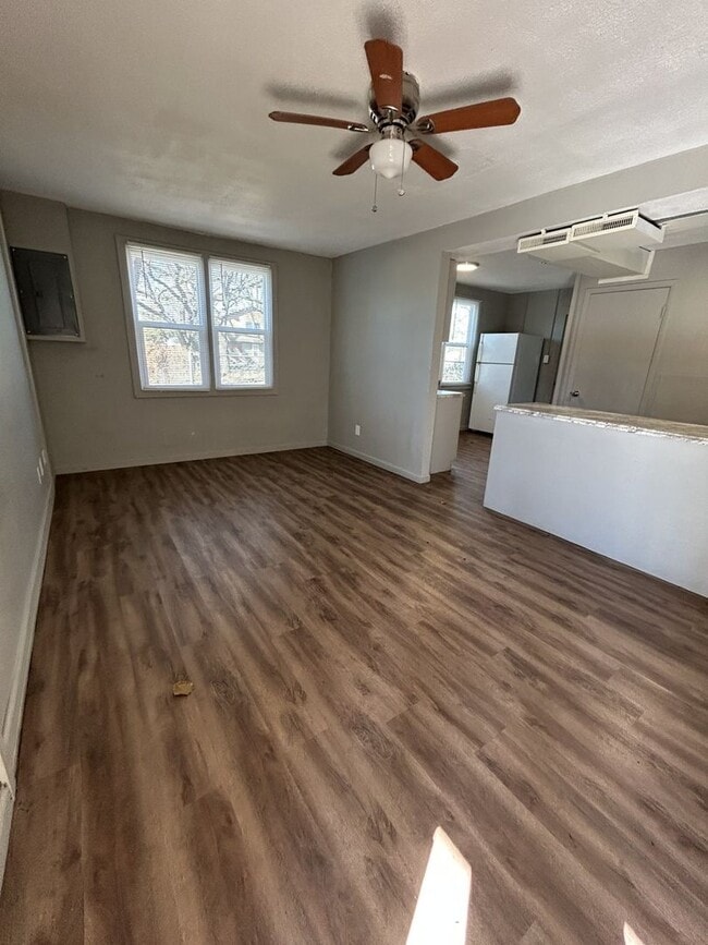 Building Photo - 304 E Park St