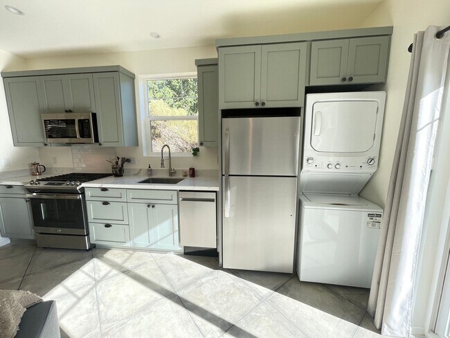 Building Photo - ALL UTILITIES INCLUDED- 1 Bedroom, 1 Bath,...