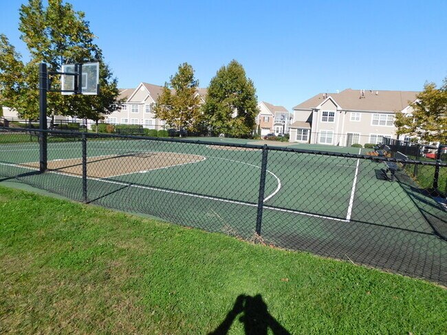 Building Photo - Recently Painted - 2 Bdrm Large Condo Edis...