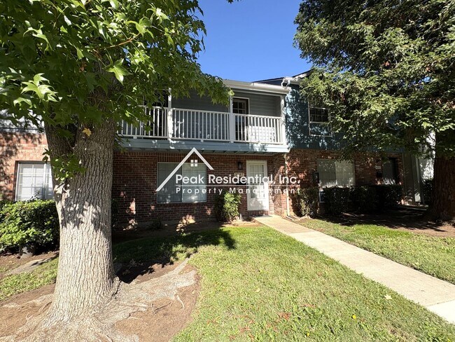 Foto del edificio - Updated 3-bedroom Townhome in Carmichael.