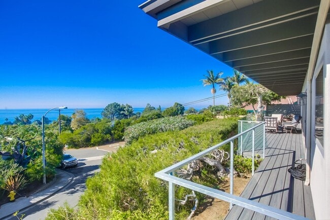 Building Photo - Stunning Ranch-Style Home with Breathtakin...
