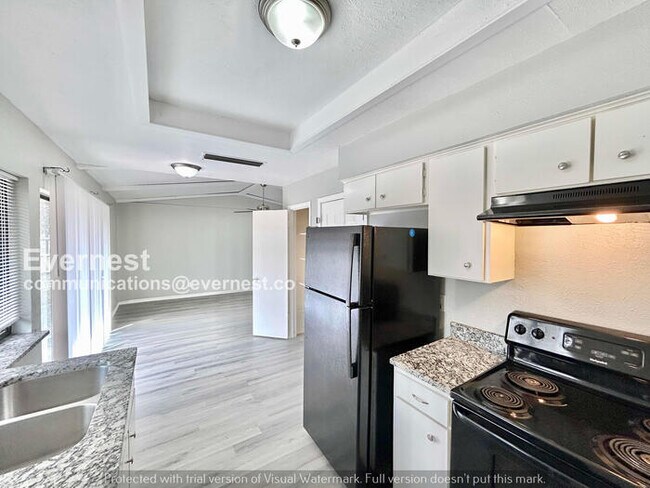 Building Photo - 415 Southlake Dr