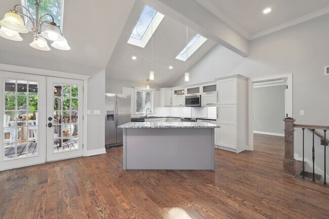 Foto del edificio - {10805} Gorgeous Remodel in Fantastic Location + One Level Living + Hardwood Floors & Granite Cou...