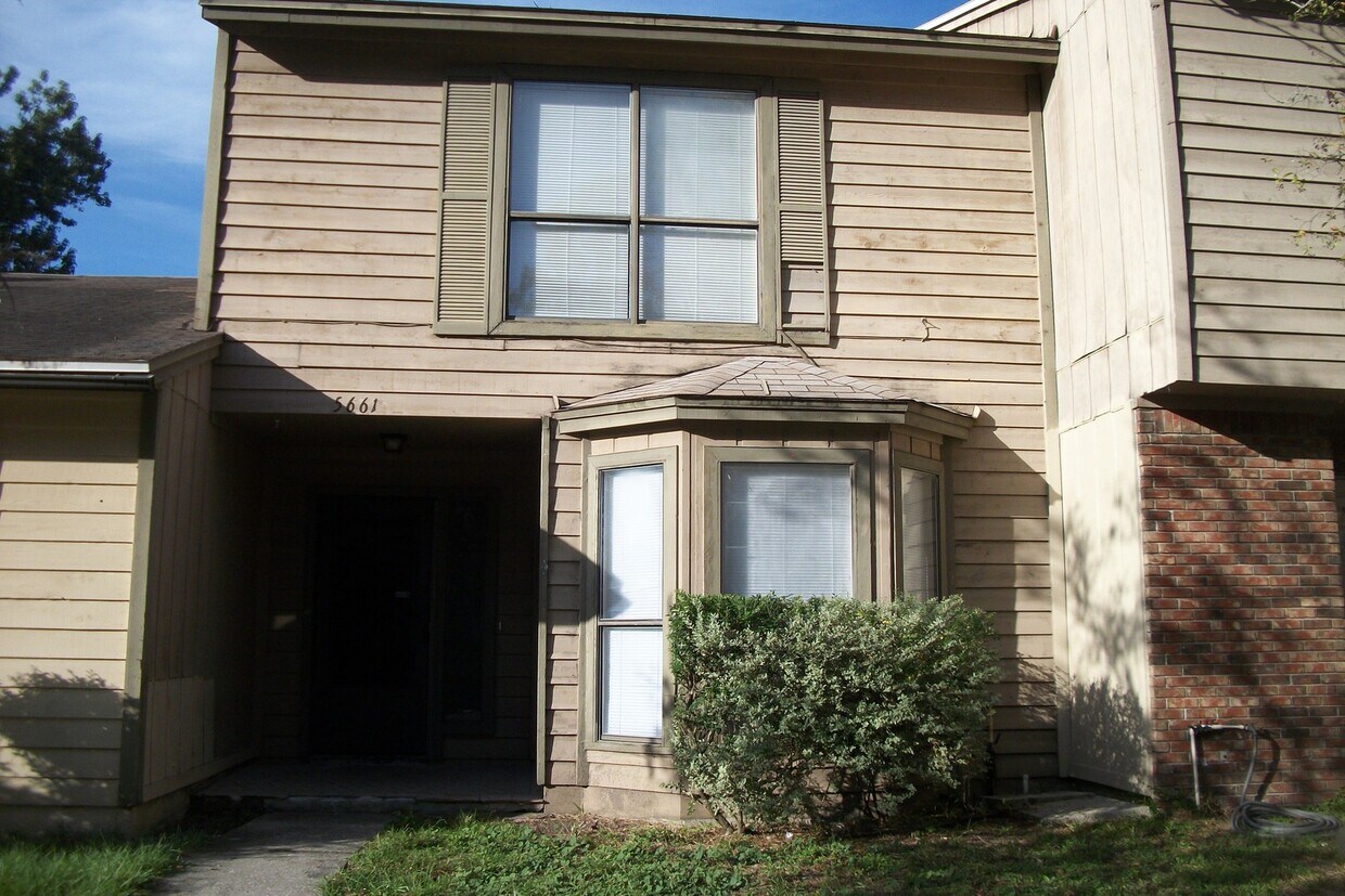 Primary Photo - 3 Bedroom 2 bathroom townhouse