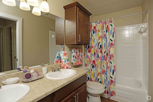 2BR,1BA - 800SF - BATHROOM - Buffalo Ridge