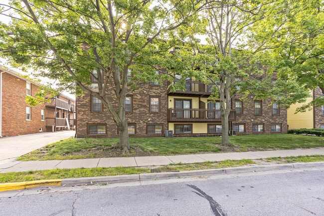301_N_Salisbury_St_West_Lafayette_IN_47906_USA-Exterior-203A8777 - Victory on Salisbury Apartments