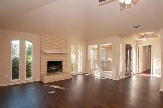 Building Photo - 2205 Red Oak Ln