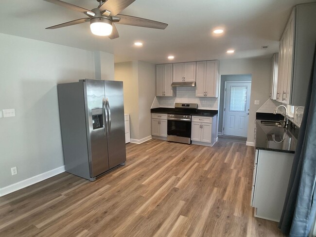 Building Photo - Modern Comfort and Convenience in the Heart of Durham