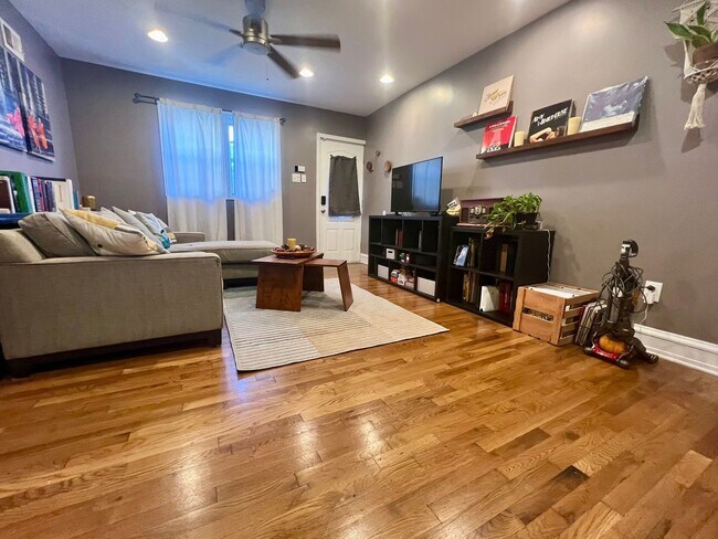 Building Photo - Stunning 2-Bedroom Townhome with Finished ...