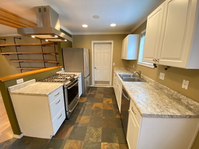 Foto del edificio - Beautiful 3 Bedroom Home with Custom Touches!
