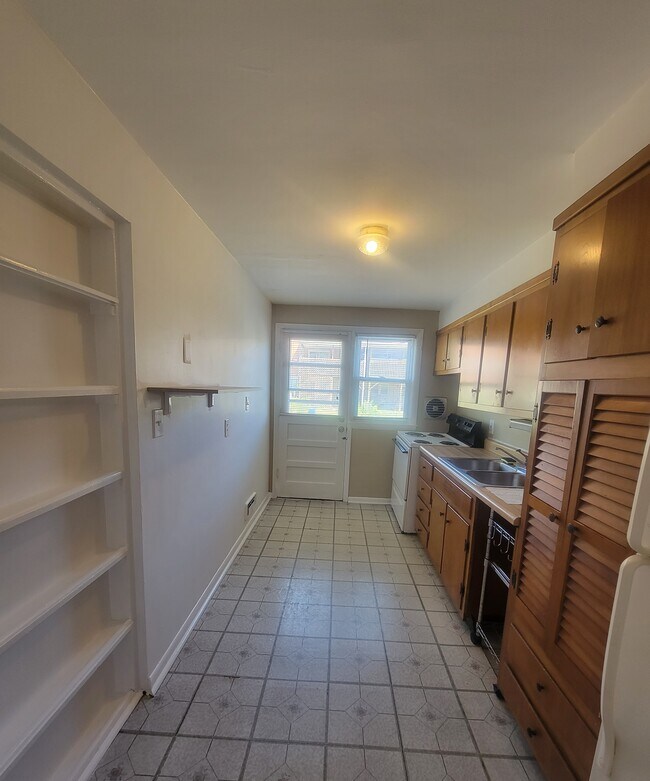 Kitchen View 1 - 1140 Linden Ave