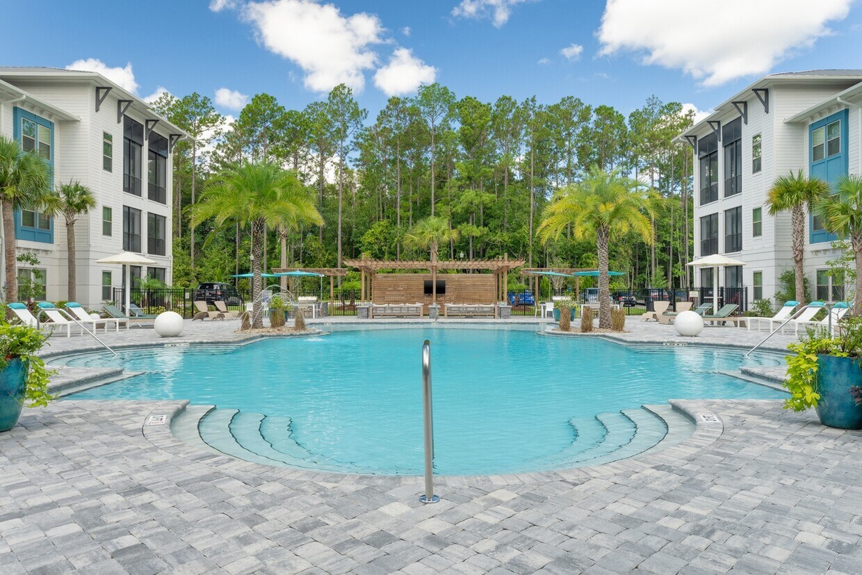 Cue Luxury Living Apartments 13504 Citicards Way Jacksonville, FL