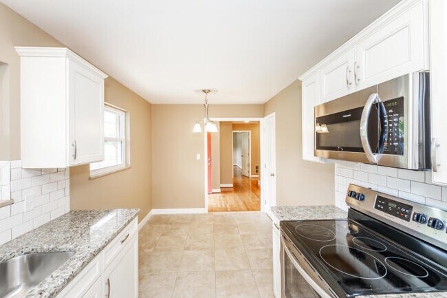 Kitchen - 6917 Cresthill Dr