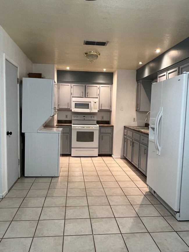 Building Photo - Pet Friendly!!! 3 Bedroom/ 2 Bathroom, Wat...